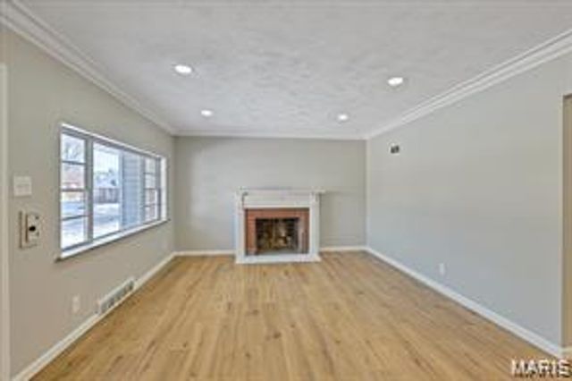 6902 Ira Avenue, St Louis, MO 63121