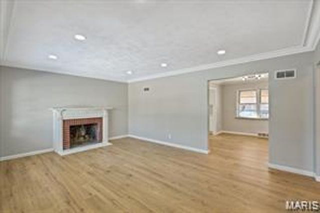 6902 Ira Avenue, St Louis, MO 63121