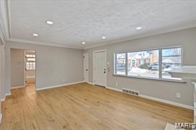 6902 Ira Avenue, St Louis, MO 63121
