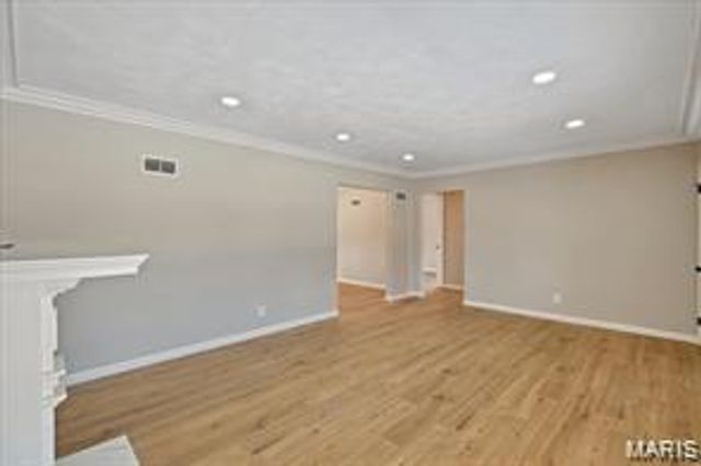 6902 Ira Avenue, St Louis, MO 63121