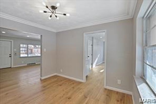 6902 Ira Avenue, St Louis, MO 63121