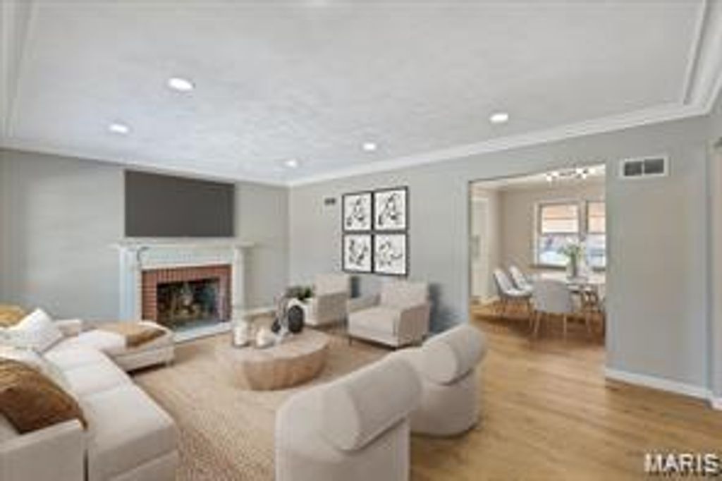 6902 Ira Avenue, St Louis, MO 63121