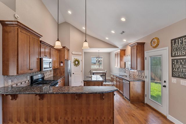 72 Pineridge Lane, Eagle Point, OR 97524