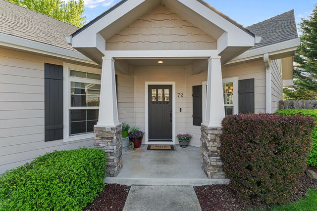 72 Pineridge Lane, Eagle Point, OR 97524