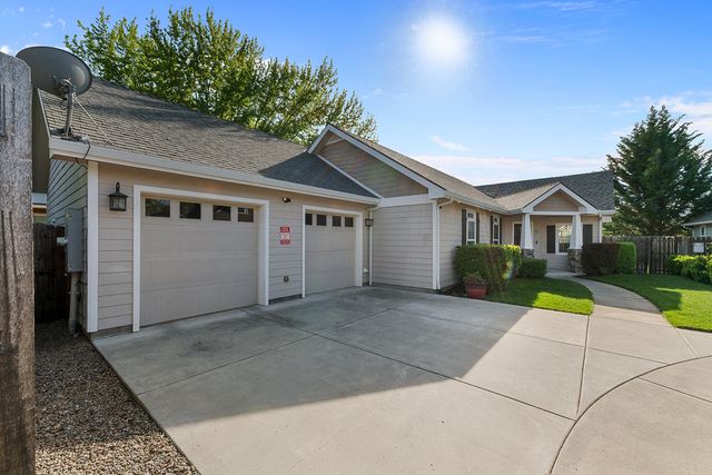 72 Pineridge Lane, Eagle Point, OR 97524