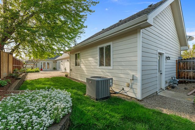 72 Pineridge Lane, Eagle Point, OR 97524