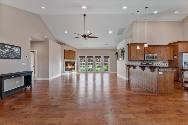 72 Pineridge Lane, Eagle Point, OR 97524