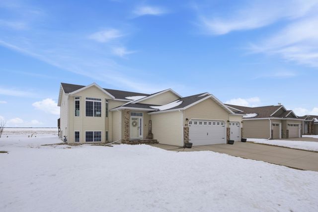 813 W Summerwood Trail, Dilworth, MN 56529