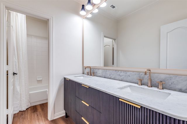 1727 E Branch Hollow Drive, Carrollton, TX 75007