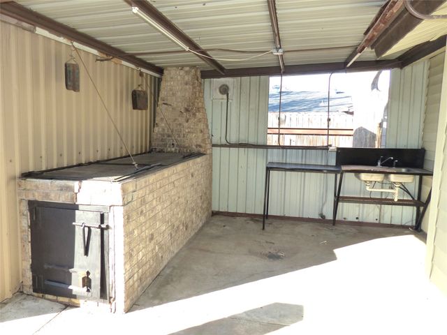 1922 S Pine, Brady, TX 76825