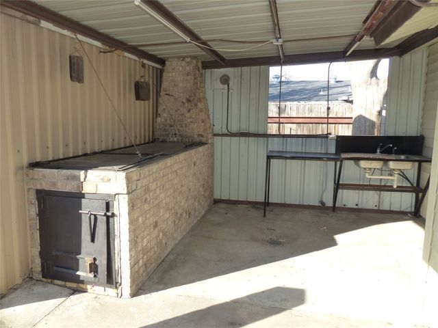 1922 S Pine, Brady, TX 76825