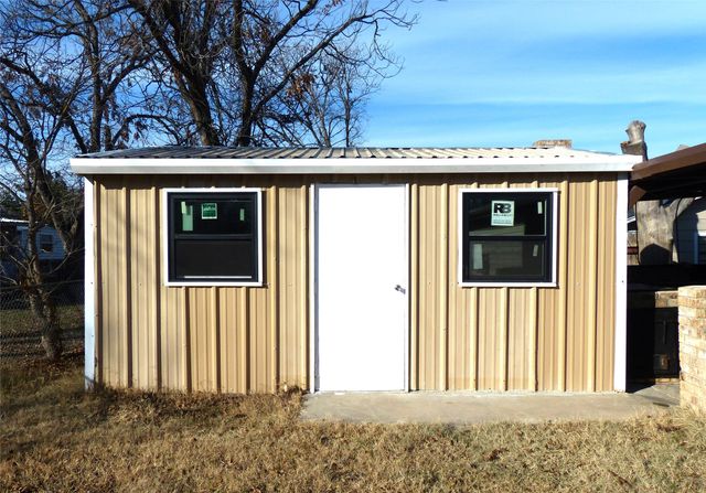 1922 S Pine, Brady, TX 76825