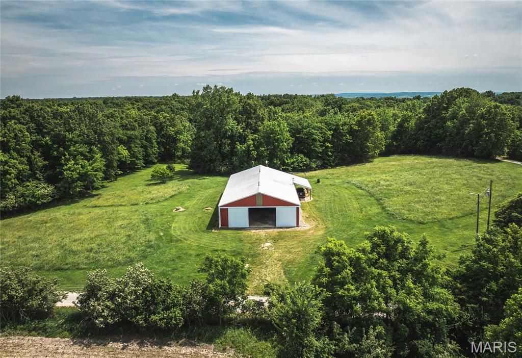 Image 11 of property listing at 1757 Infidel Hollow Road, Nebo, IL 62355