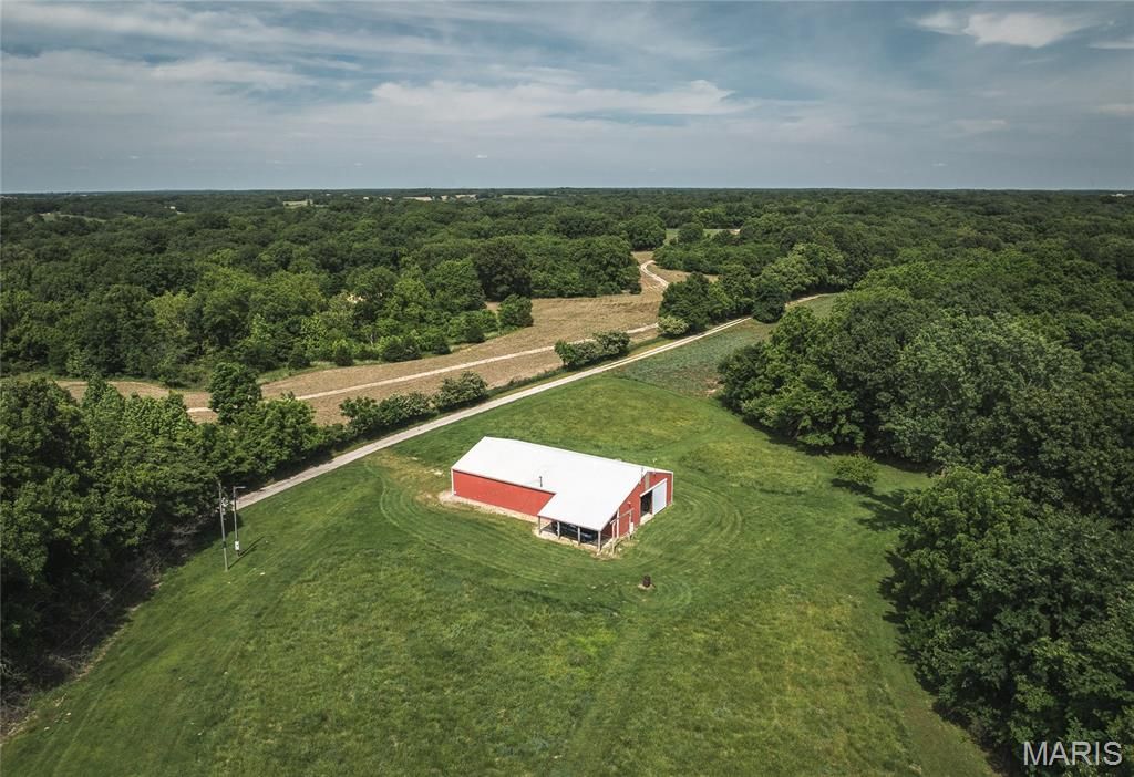 Image 12 of property listing at 1757 Infidel Hollow Road, Nebo, IL 62355