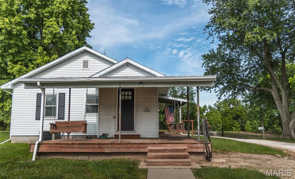 Image 3 of property listing at 1757 Infidel Hollow Road, Nebo, IL 62355