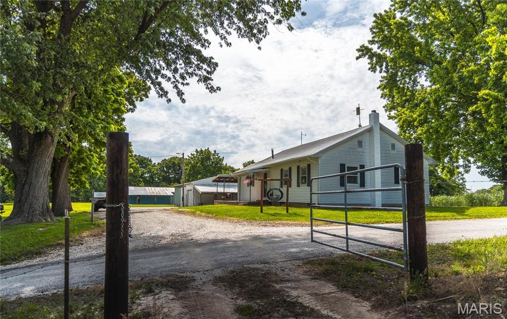 Image 4 of property listing at 1757 Infidel Hollow Road, Nebo, IL 62355