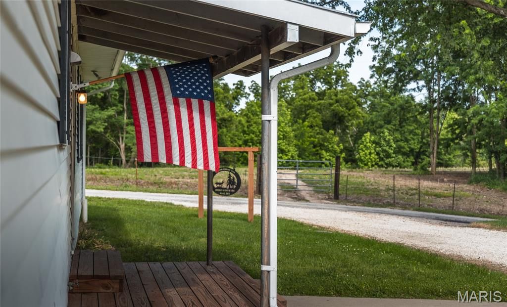 Image 5 of property listing at 1757 Infidel Hollow Road, Nebo, IL 62355