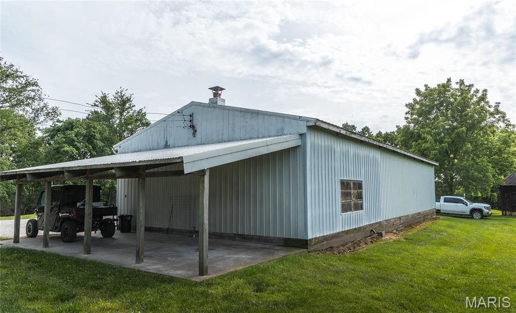 Image 7 of property listing at 1757 Infidel Hollow Road, Nebo, IL 62355