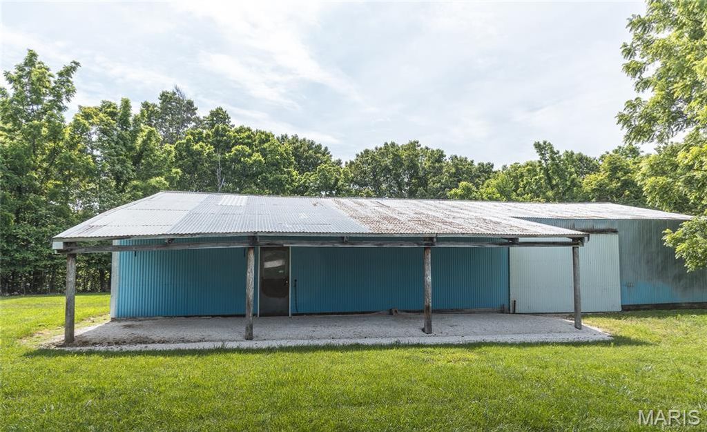 Image 9 of property listing at 1757 Infidel Hollow Road, Nebo, IL 62355