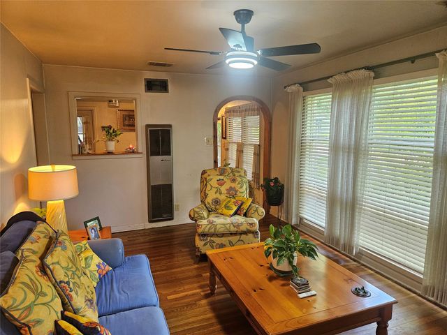 1003 Gilmore ST, Taylor, TX 76574