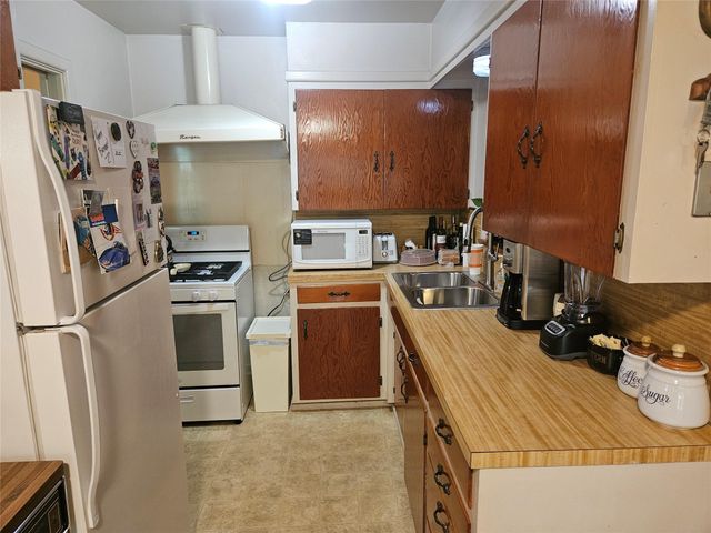 1003 Gilmore ST, Taylor, TX 76574