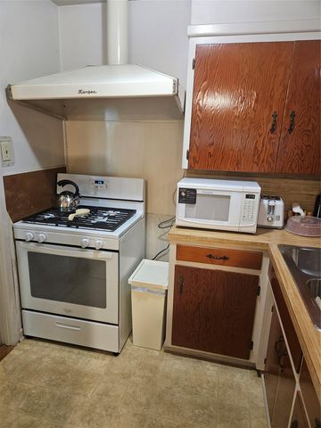 1003 Gilmore ST, Taylor, TX 76574