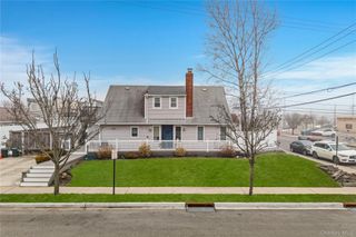 96 Warwick Road, Island Park, NY 11558