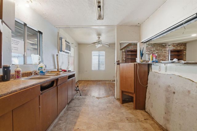 1823 W Acacia St, Stockton, CA 95203