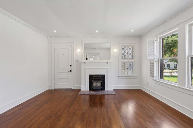 2511 Burlington Boulevard, Dallas, TX 75211