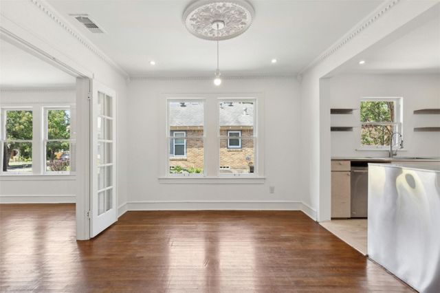 2511 Burlington Boulevard, Dallas, TX 75211