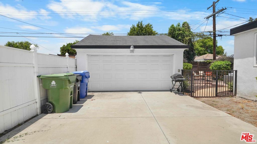 Image 31 of property listing at 3801 Sutro Avenue, Los Angeles, CA 90008