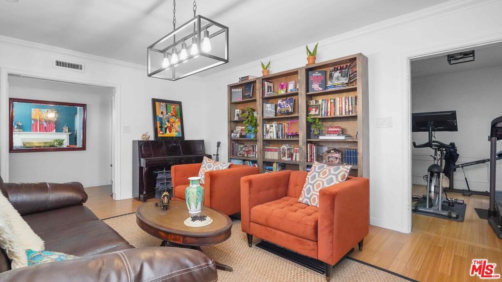 Image 7 of property listing at 3801 Sutro Avenue, Los Angeles, CA 90008