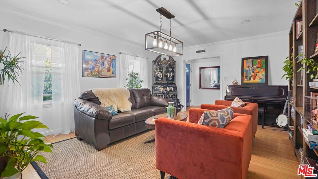 Image 8 of property listing at 3801 Sutro Avenue, Los Angeles, CA 90008