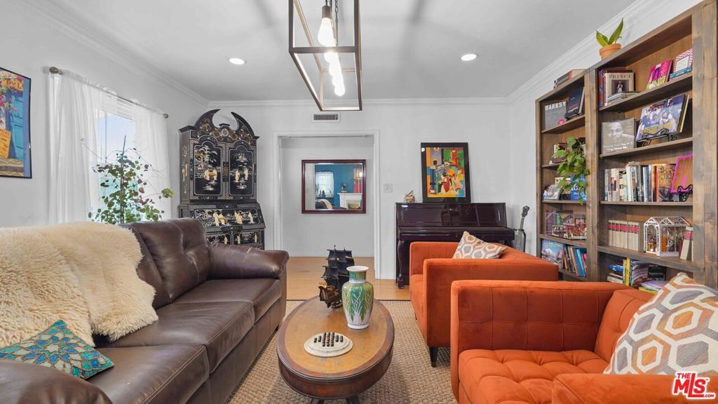 Image 9 of property listing at 3801 Sutro Avenue, Los Angeles, CA 90008