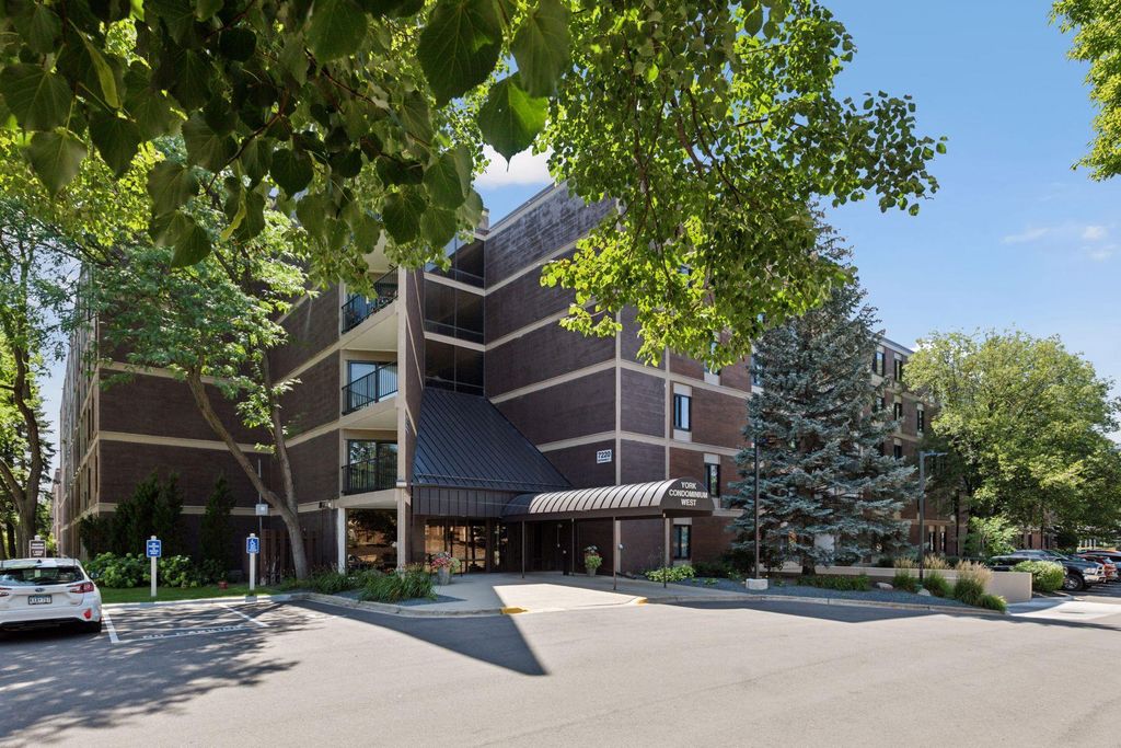 7220 York Avenue S 222, Edina, MN 55435