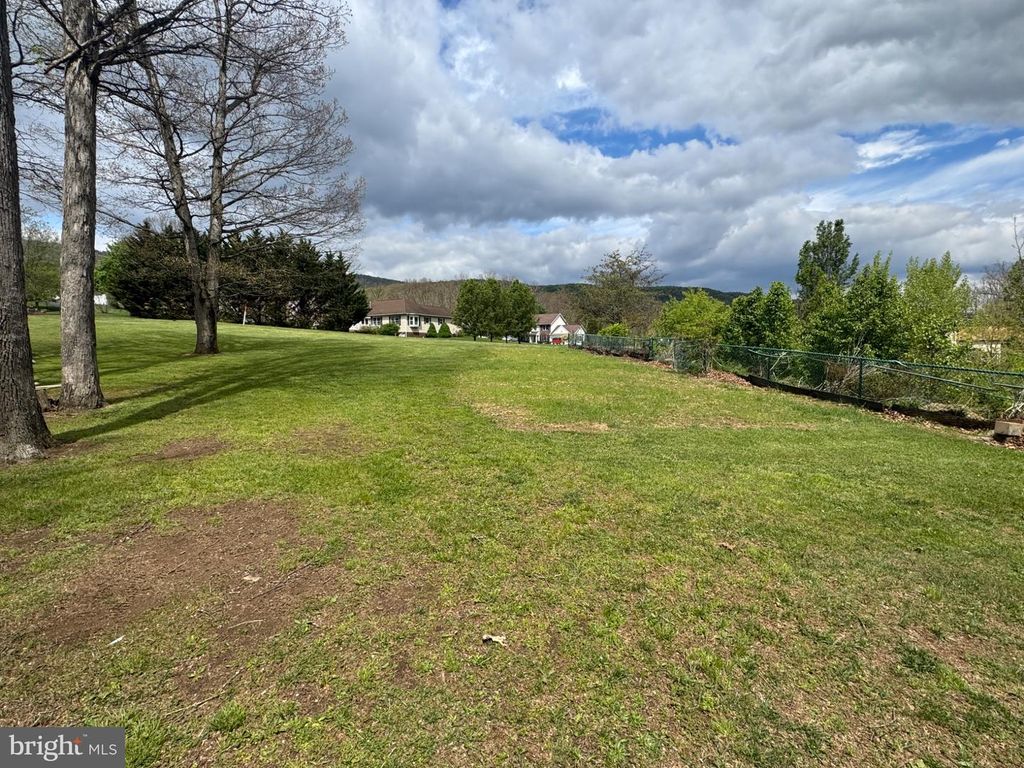 Image 6 of property listing at ROLLING OAK DR, Ellerslie, MD 21529