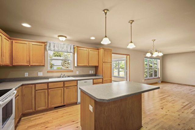 7 Half Moon Court, Madison, WI 53718
