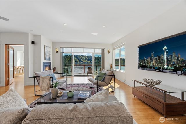 2006 W Lake Sammamish Parkway NE, Redmond, WA 98052
