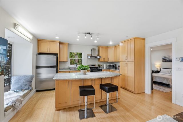 2006 W Lake Sammamish Parkway NE, Redmond, WA 98052