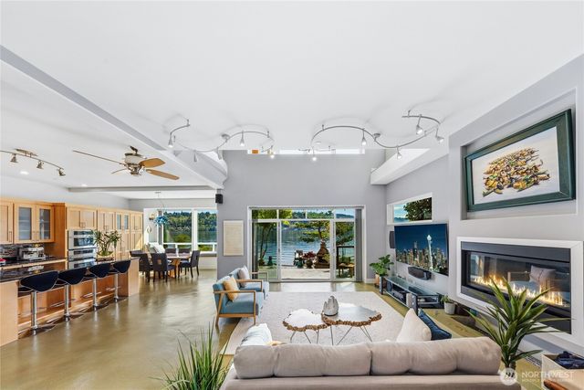 2006 W Lake Sammamish Parkway NE, Redmond, WA 98052