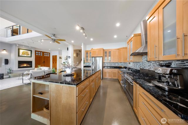 2006 W Lake Sammamish Parkway NE, Redmond, WA 98052