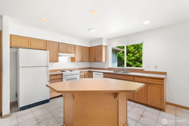 6037 NE Whale Dancer Court NE, Suquamish, WA 98392