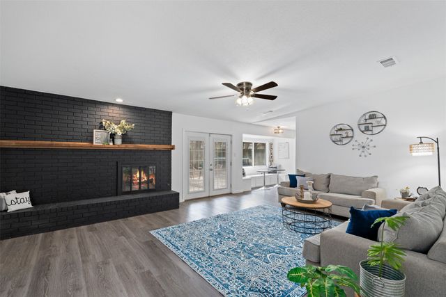 1819 W Cedar Elm Drive, Arlington, TX 76012