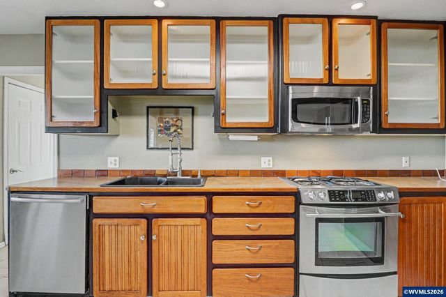 2415 SW Oakwood Dr, Dallas, OR 97338