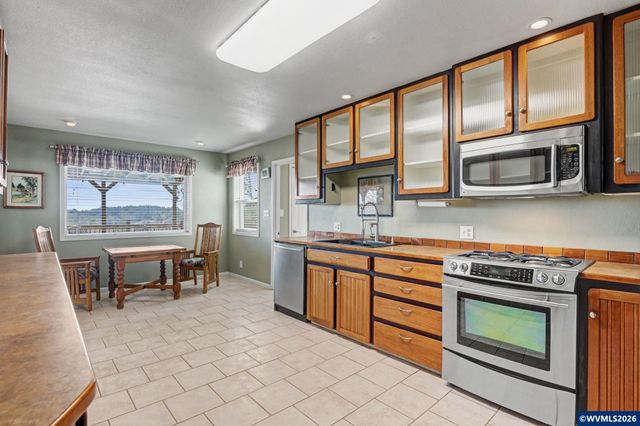 2415 SW Oakwood Dr, Dallas, OR 97338