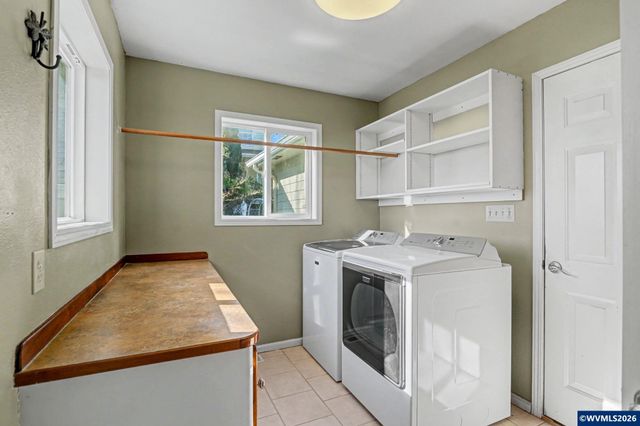 2415 SW Oakwood Dr, Dallas, OR 97338