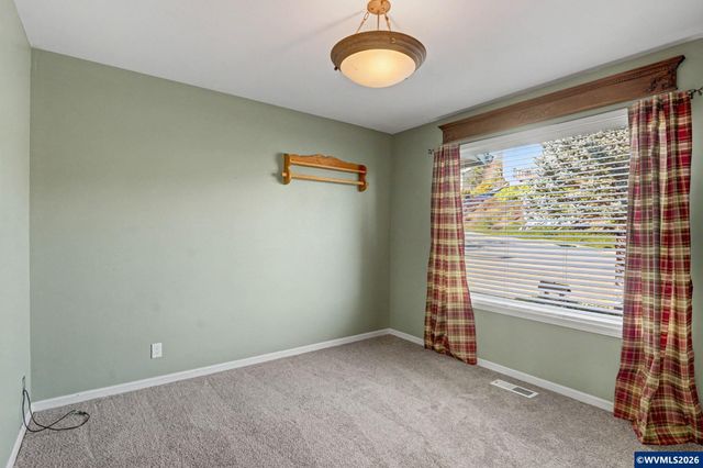 2415 SW Oakwood Dr, Dallas, OR 97338