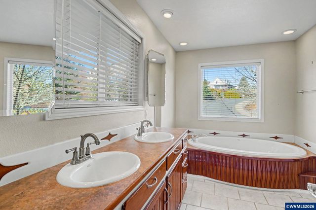 2415 SW Oakwood Dr, Dallas, OR 97338