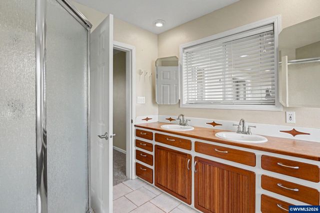 2415 SW Oakwood Dr, Dallas, OR 97338