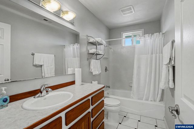 2415 SW Oakwood Dr, Dallas, OR 97338